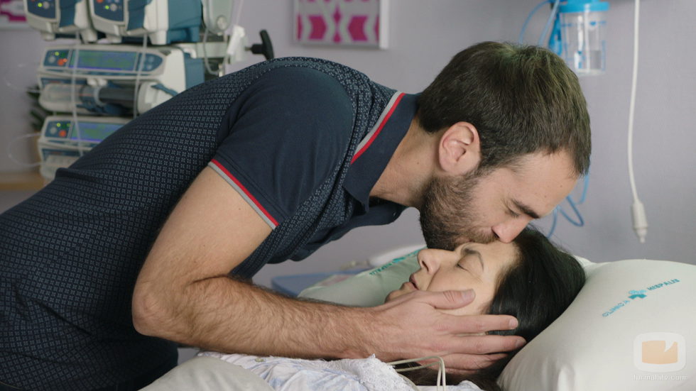 Iñaki, cada vez más cariñoso con su madre en el séptimo capítulo de 'Allí abajo'