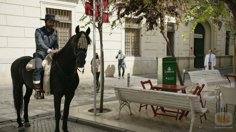 Iñaki, más sevillano que nunca, en el séptimo capítulo de 'Allí abajo'