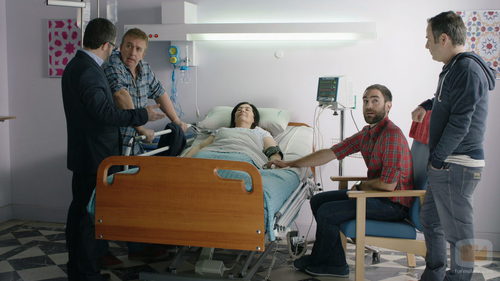 Iñaki y "la cuadrilla" visitan a Maritxu en el hospital en el séptimo capítulo de 'Allí abajo'