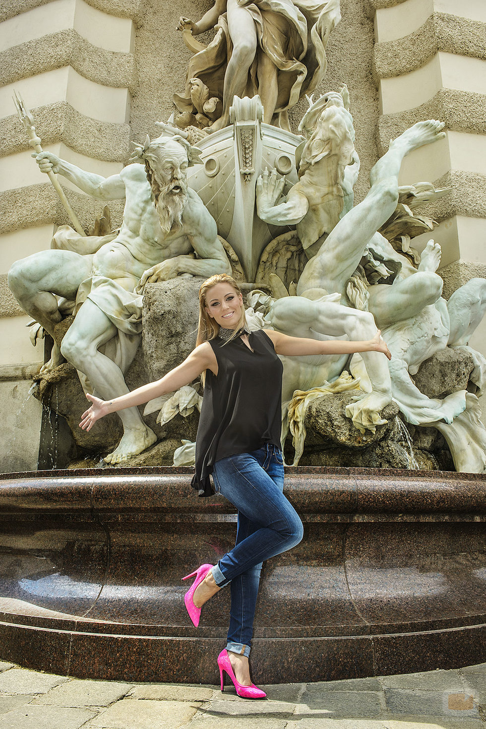 Edurne posa frente a la fuente del Hofburg de Viena durante Eurovisión 2015