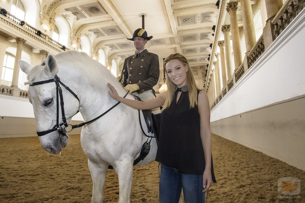 Edurne con los caballos de Viena en Eurovisión 2015