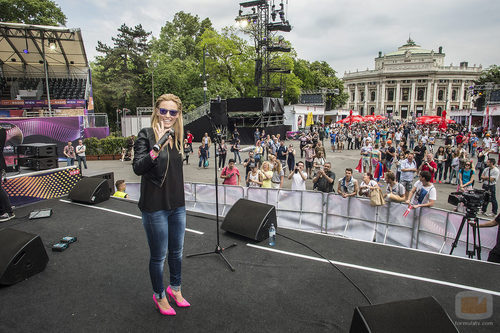 Edurne ensaya en el Eurovision Village durante Eurovisión 2015