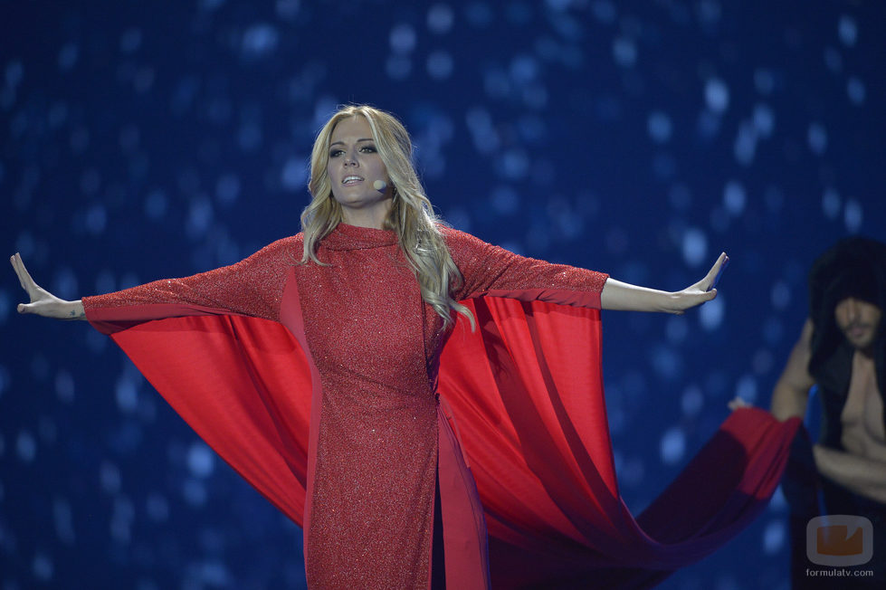 Giuseppe Di Bella le sujeta la capa a Edurne en el ensayo del Festival de Eurovisión 2015
