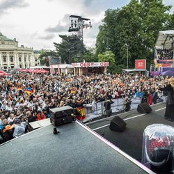 Edurne canta "Amanecer" en el Eurovisión Village en Viena