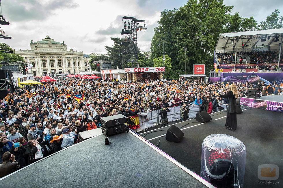 Edurne canta "Amanecer" en el Eurovisión Village en Viena