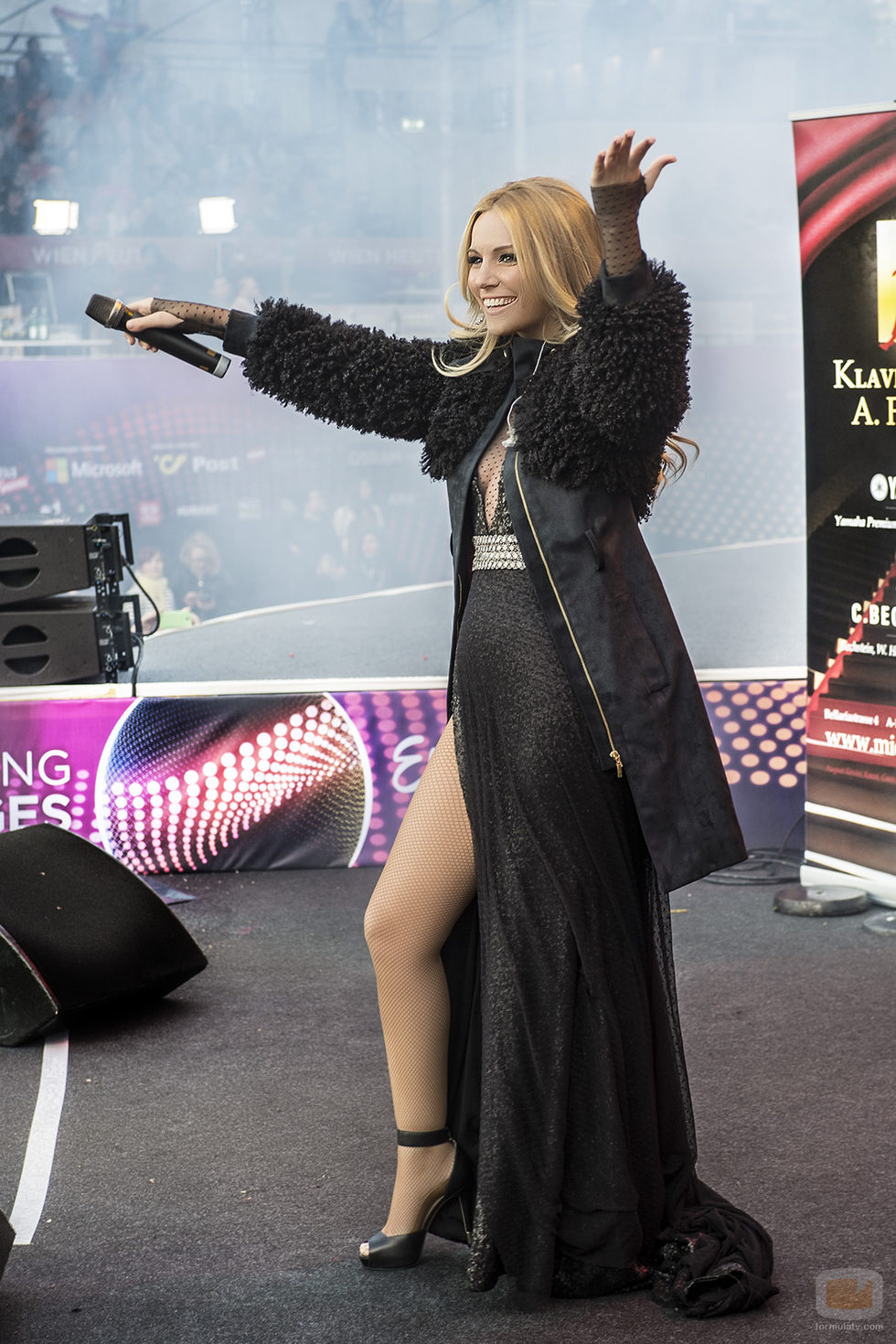 Edurne interpreta sus canciones en el Eurovision Village de Viena