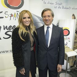 Edurne con el embajador de España en Viena en el Eurovision Village