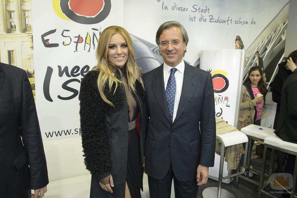 Edurne con el embajador de España en Viena en el Eurovision Village
