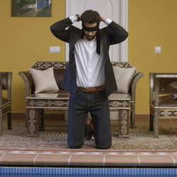 Khaled se tapa los ojos en el séptimo capítulo de la segunda temporada de 'El Príncipe'