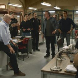 Fran hablando en la comisaría en el séptimo capítulo de la segunda temporada de 'El Príncipe'