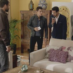 Khaled habla por teléfono en el octavo capítulo de la segunda temporada de 'El Príncipe'