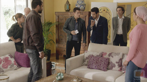 Khaled habla por teléfono en el octavo capítulo de la segunda temporada de 'El Príncipe'