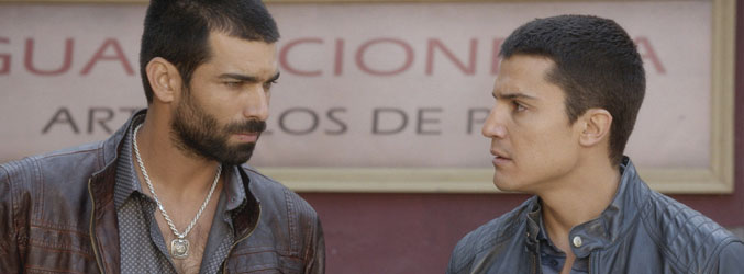 Faruq y el agente Morey conversan en el octavo capítulo de la segunda temporada de 'El Príncipe'
