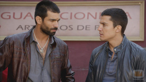 Faruq y el agente Morey conversan en el octavo capítulo de la segunda temporada de 'El Príncipe'