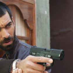Faruq apunta con su pistola en el octavo capítulo de la segunda temporada de 'El Príncipe'