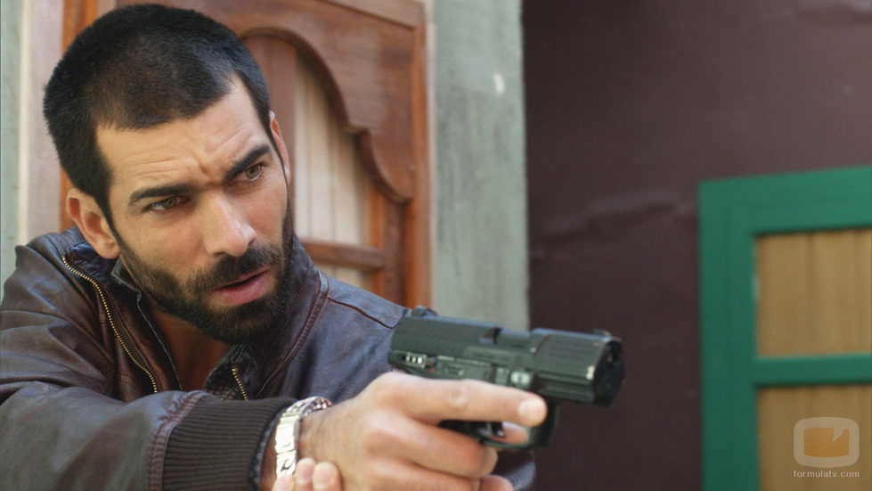 Faruq apunta con su pistola en el octavo capítulo de la segunda temporada de 'El Príncipe'