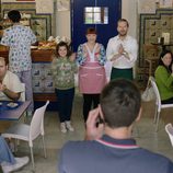 El bar de la clínica recibe a Iñaki aplaudiendo en el octavo capítulo de 'Allí abajo'