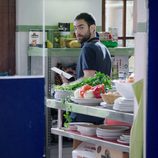 Iñaki en la cocina del bar en el octavo capítulo de 'Allí abajo'