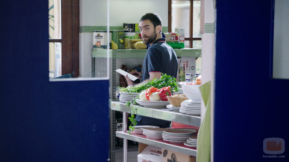 Iñaki en la cocina del bar en el octavo capítulo de 'Allí abajo'