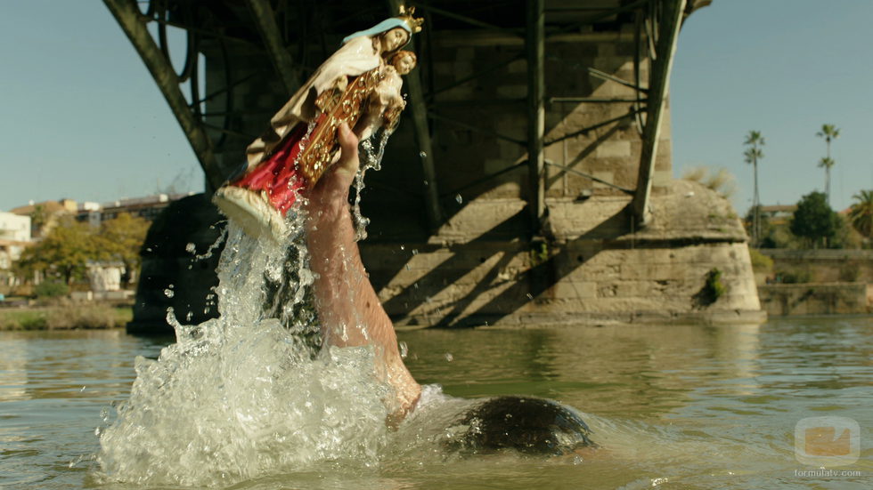 Iñaki salvando a la virgen de la Macarena en el octavo capítulo de 'Allí abajo'