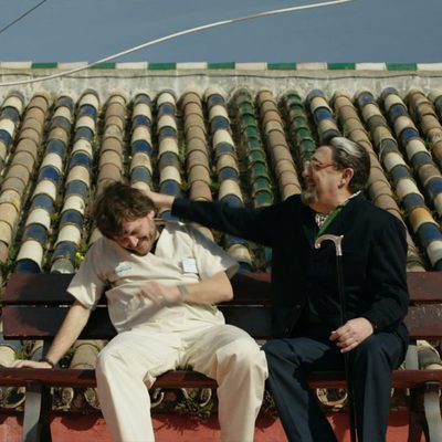 Jozé y Don Benito bromeando en el ático en el octavo capítulo de 'Allí abajo'