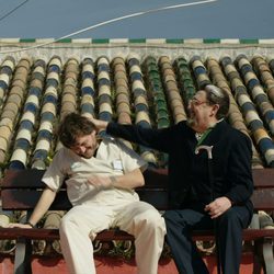 Jozé y Don Benito bromeando en el ático en el octavo capítulo de 'Allí abajo'