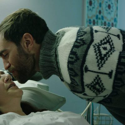 Iñaki besa a su madre Maritxu en el noveno capítulo de 'Allí abajo'