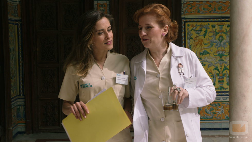 Carmen y Dolores cotilleando en el noveno capítulo de 'Allí abajo'