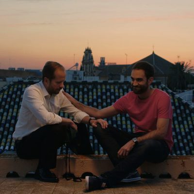 Iñaki y Rafi hablan en el ático en el noveno capítulo de 'Allí abajo'