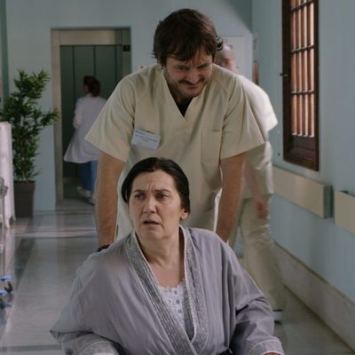 Jozé pasea a Maritxu por la clínica en el noveno capítulo de 'Allí abajo'