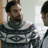 Iñaki vestido con un jersey en el noveno capítulo de 'Allí abajo'