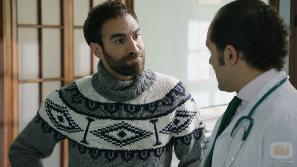 Iñaki vestido con un jersey en el noveno capítulo de 'Allí abajo'