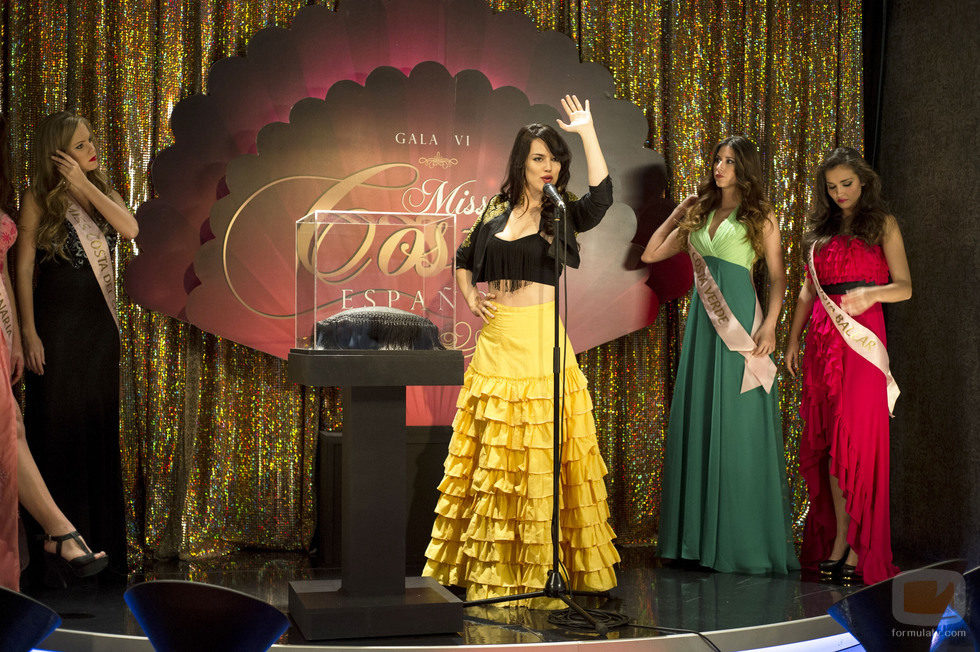 Teresa cantando en el segundo capítulo de 'Anclados'