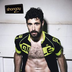 David Amor muy ligero de ropa en la revista Shangay