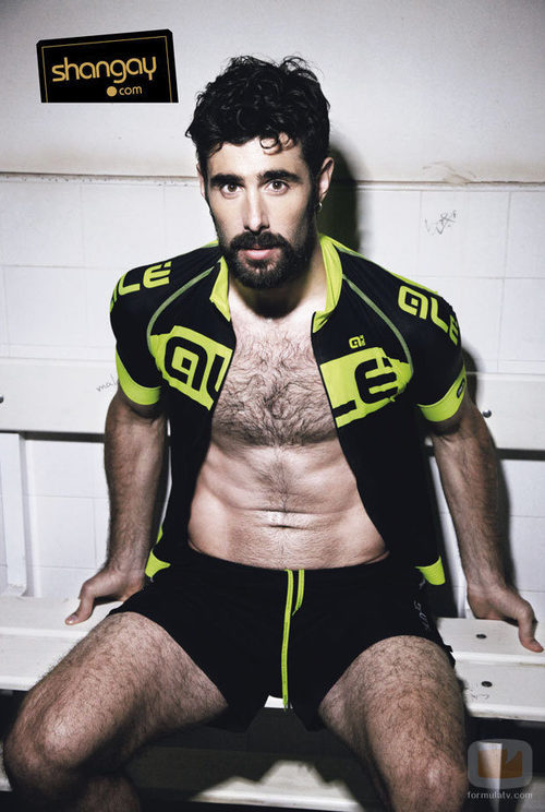 David Amor muy ligero de ropa en la revista Shangay