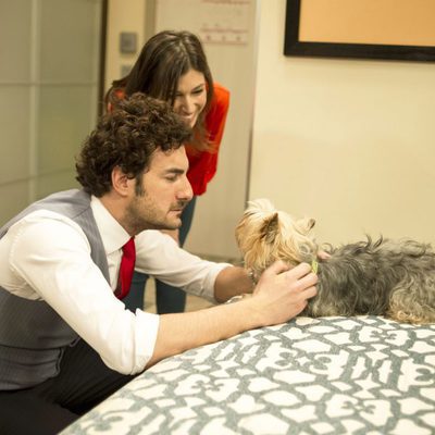 Raimundo y Natalia junto a un perro en el tercer capítulo de 'Anclados'