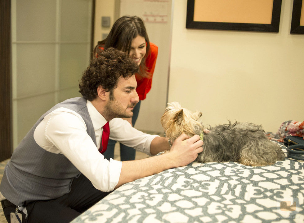Raimundo y Natalia junto a un perro en el tercer capítulo de 'Anclados'
