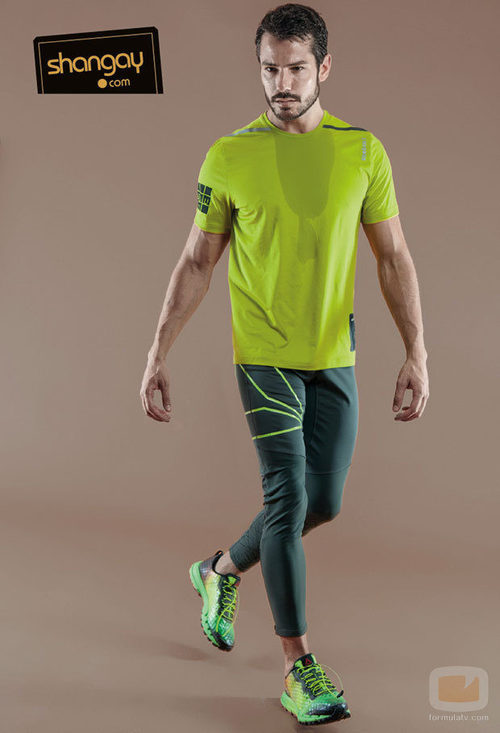 Alejandro Albarracín marcando músculos para la revista Shangay