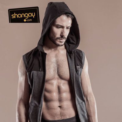 Alejandro Albarracín presume de tableta en la revista Shangay