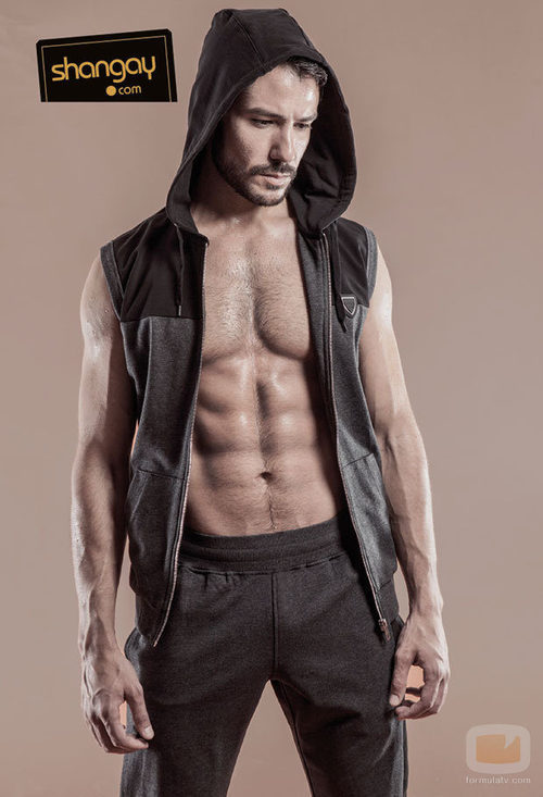 Alejandro Albarracín presume de tableta en la revista Shangay