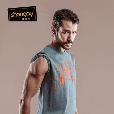 Alejandro Albarracín muestra cuerpazo en la revista Shangay