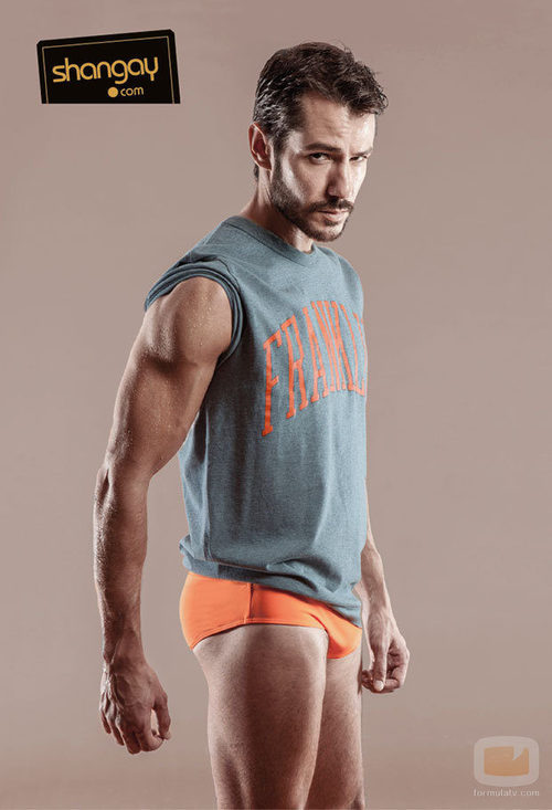 Alejandro Albarracín muestra cuerpazo en la revista Shangay