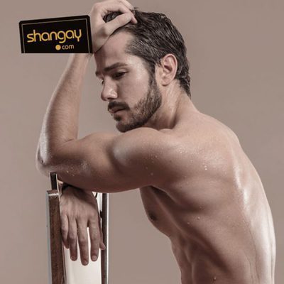 Alejandro Albarracín, cuerpo de infarto en la revista Shangay