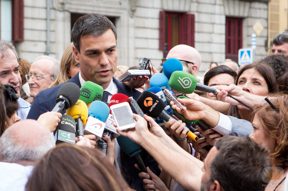 Pedro Sánchez acude al funeral de Pedro Zerolo