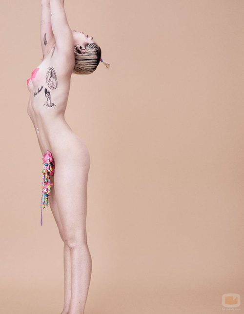 Miley Cyrus luce su cuerpo, totalmente desnudo, en la revista Paper