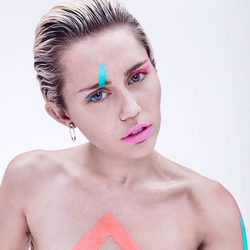 Miley Cyrus posa desnuda, enseñando el pecho, en la revista Paper