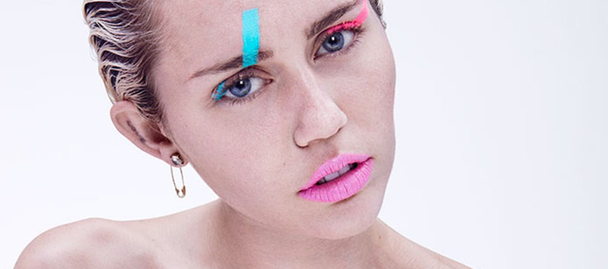 Miley Cyrus posa desnuda, enseñando el pecho, en la revista Paper