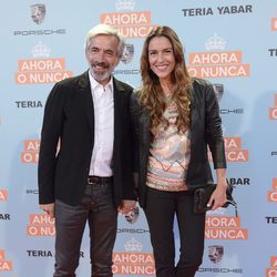 Imanol Arias e Irene Meritxell en la premiere de la película "Ahora o nunca"