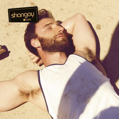 Dani Rovira tomando el sol en la revista Shangay