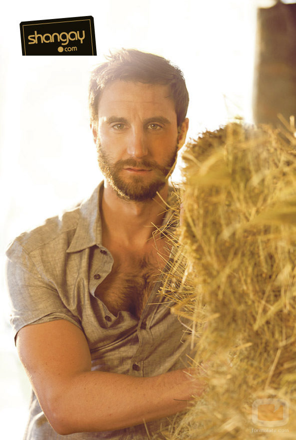 Dani Rovira al más puro estilo "chico de campo" en la revista Shangay